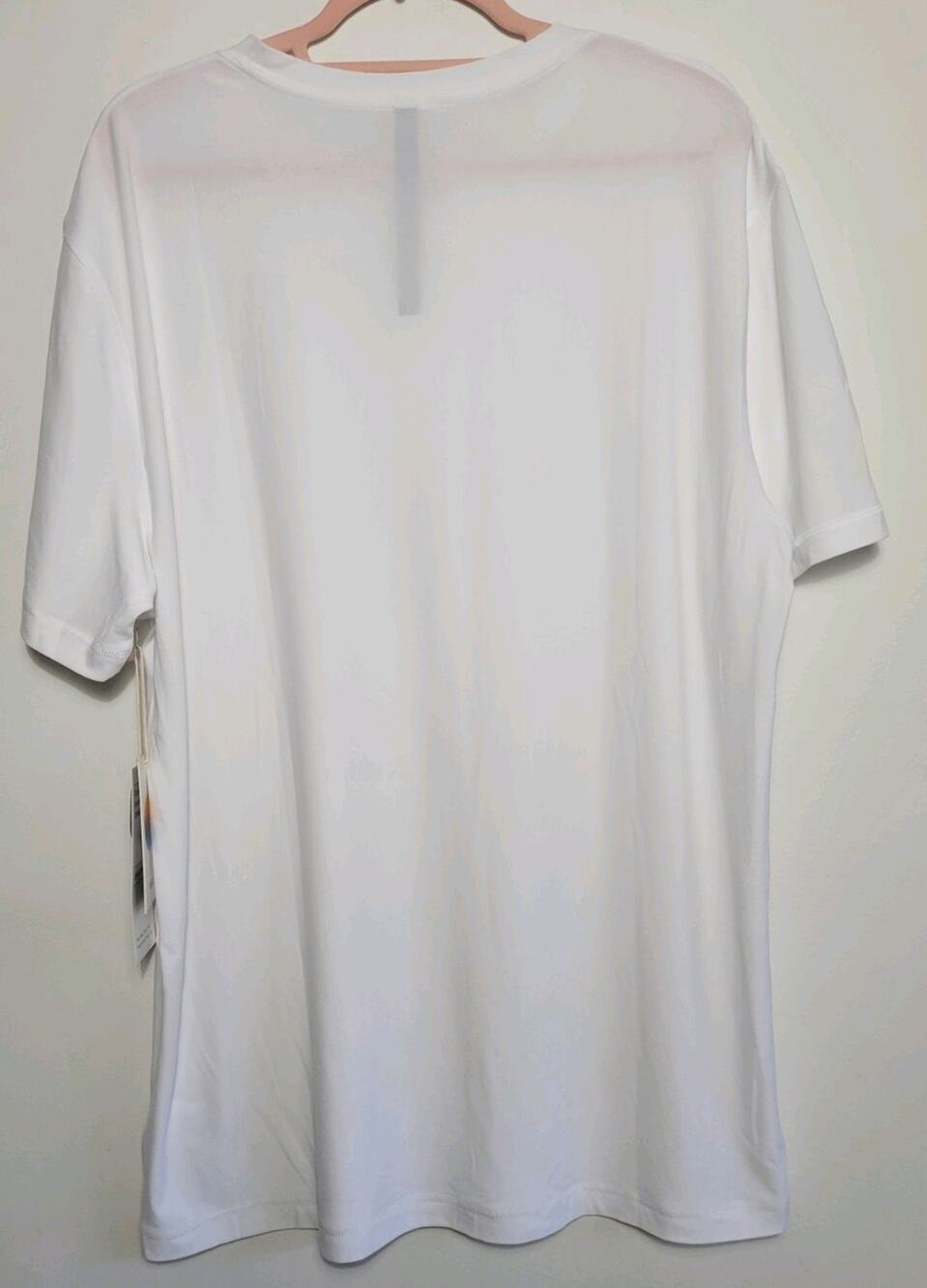 Men’s Vuori Strato Tech V Neck Size XL Color White Short Sleeve NWT MSRP $58